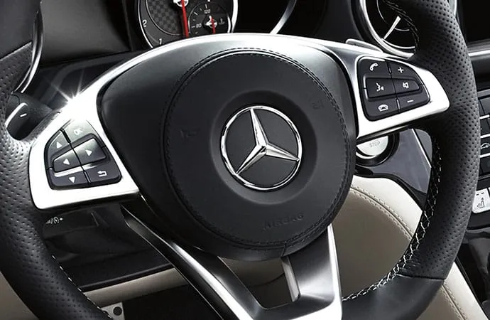 Display SL 450 with Porcelain/Black Nappa leather and designo Black Piano Lacquer trim