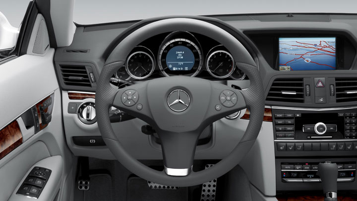 Premium leather 3-spoke multifunction steering wheel