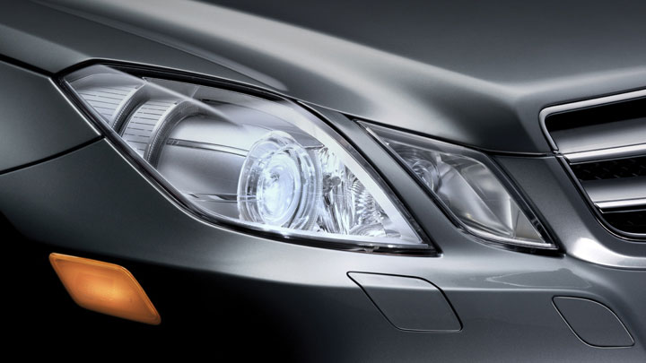 Corner-illuminating front lamps