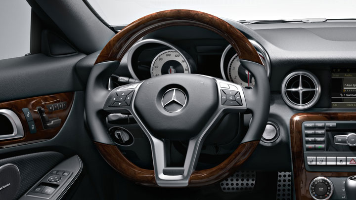 Wood/leather steering wheel