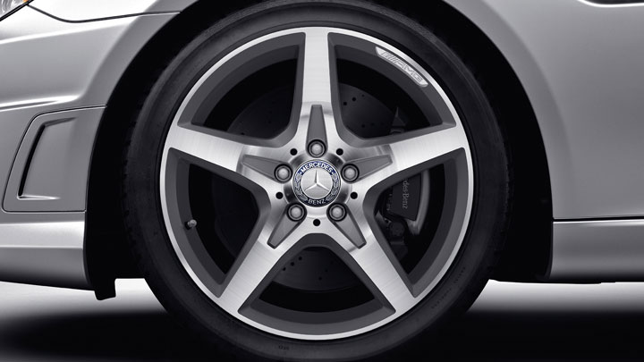 18-inch AMG 5-spoke alloy wheels