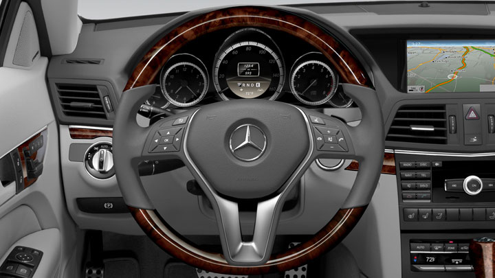 Wood/leather steering wheel