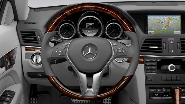 Wood/leather steering wheel