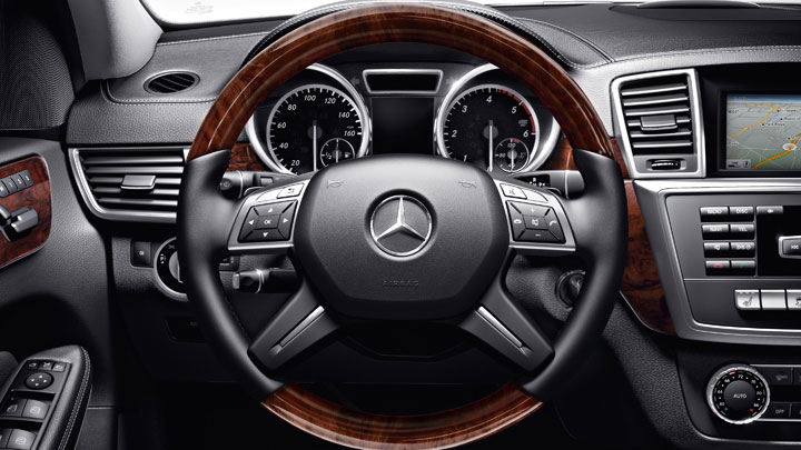 Wood/leather steering wheel