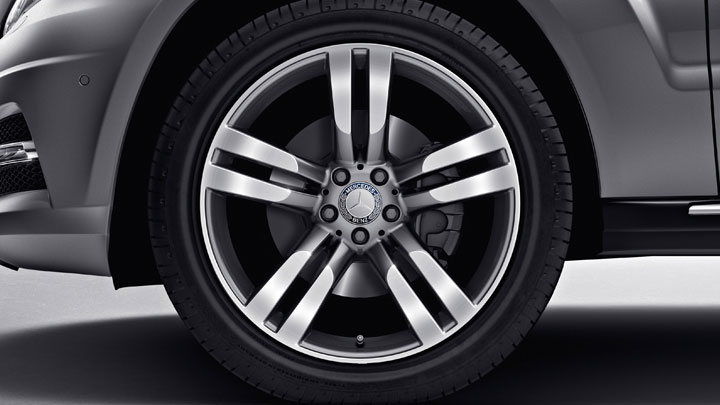 20-inch twin 5-spoke alloy wheels with all-season tires
