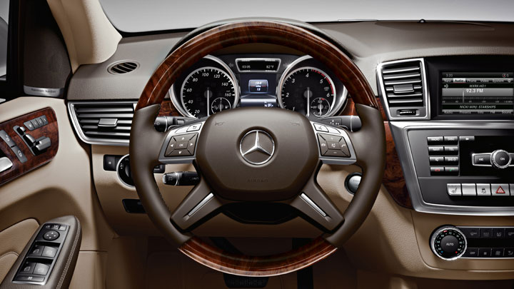 Wood/leather steering wheel