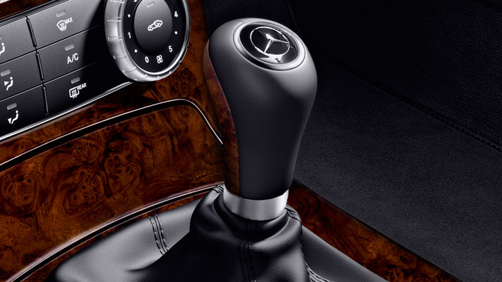 Wood/leather shift knob
