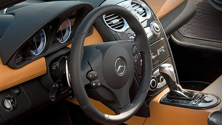 Simple and supple leather-trimmed interior