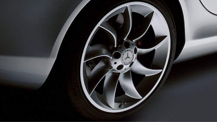 19-inch turbine wheels with high-performance tires