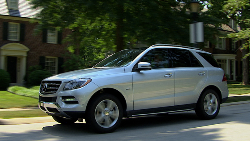 Video of ML350 4MATIC in Iridium Silver and ML350 BlueTEC in Arctic White