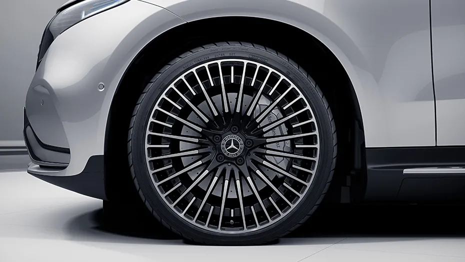 Rines de aleación AMG de 21" en diseño multirradio color negro brillante y pulidos a alto brillo