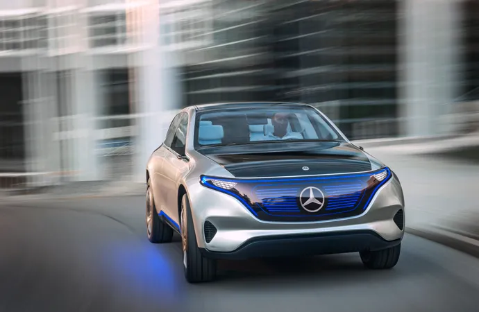 รถแนวคิด Electric Intelligence Mercedes-Benz ซึ่งเป็นภาพจากด้านหน้าขณะขับรถ