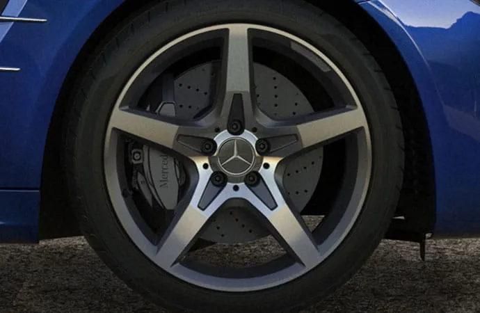 Display SL 550 in Brilliant Blue with standard 19-inch AMG 5-spoke wheels