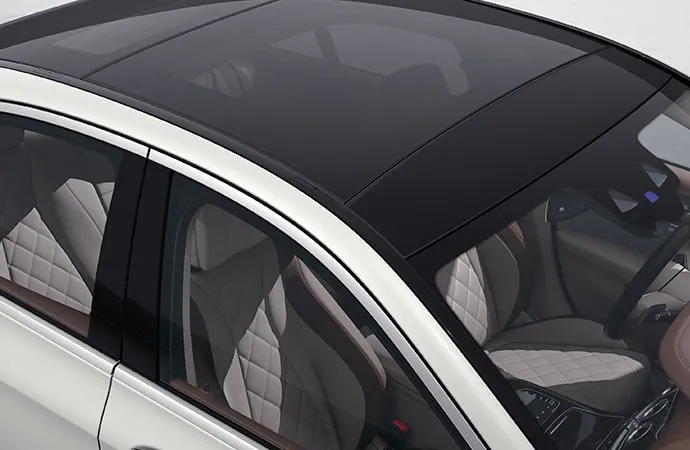 Display E 350 Sedan in Polar White with Panorama roof