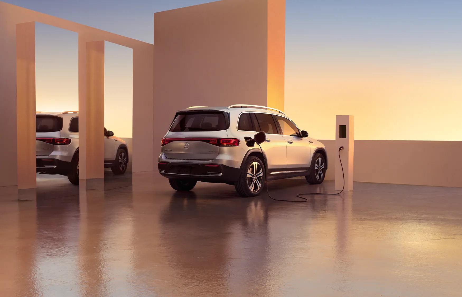 Vista general del Mercedes-Benz EQB 2023 en Los Ángeles