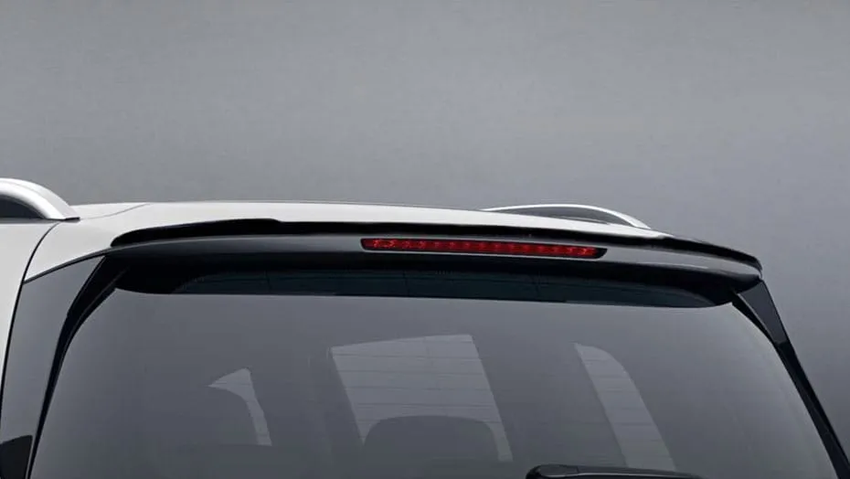 Body-color rear spoiler