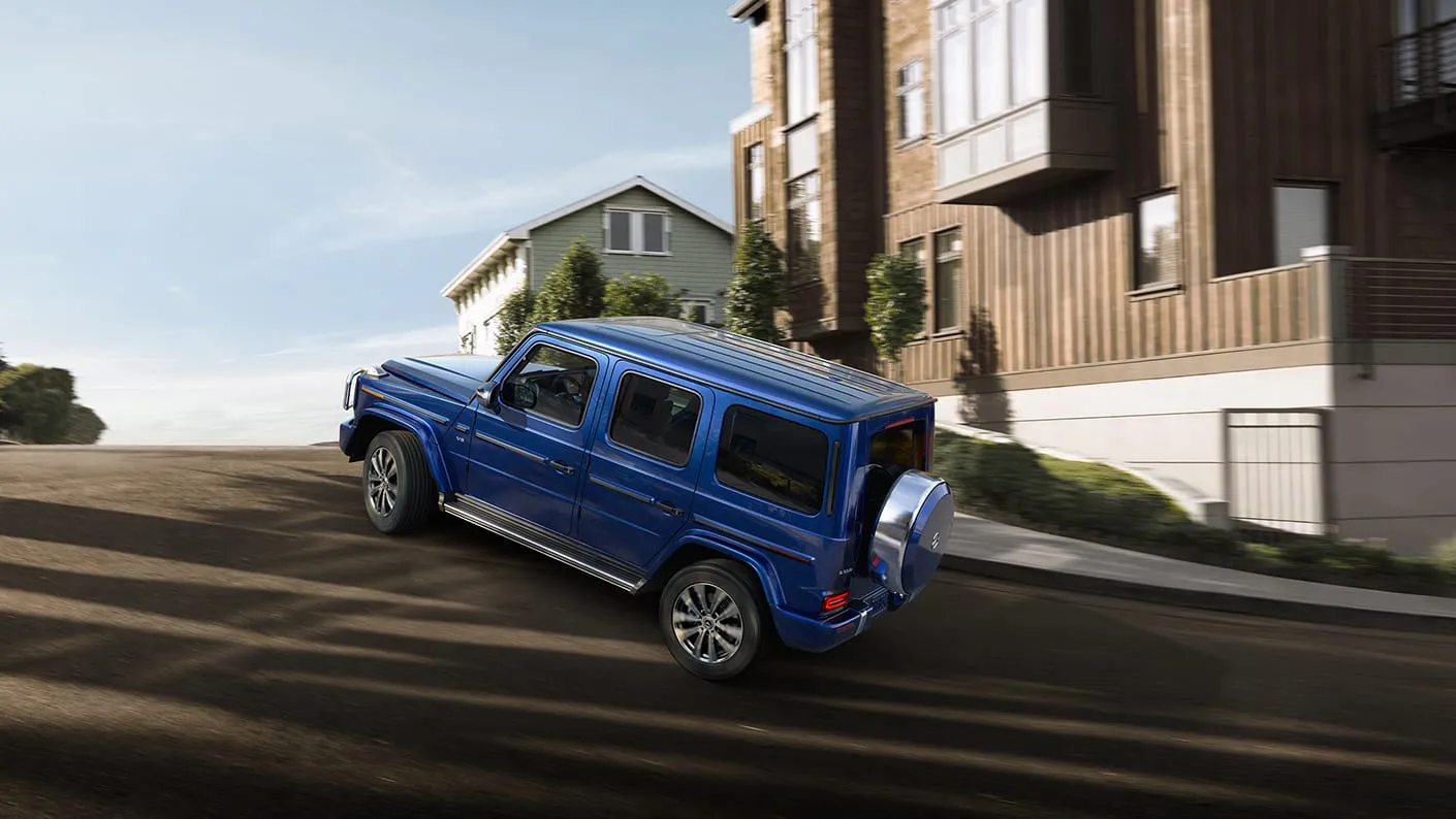 Mercedes-Benz G-Glass 2024 circulando por un barrio de Los Ángeles