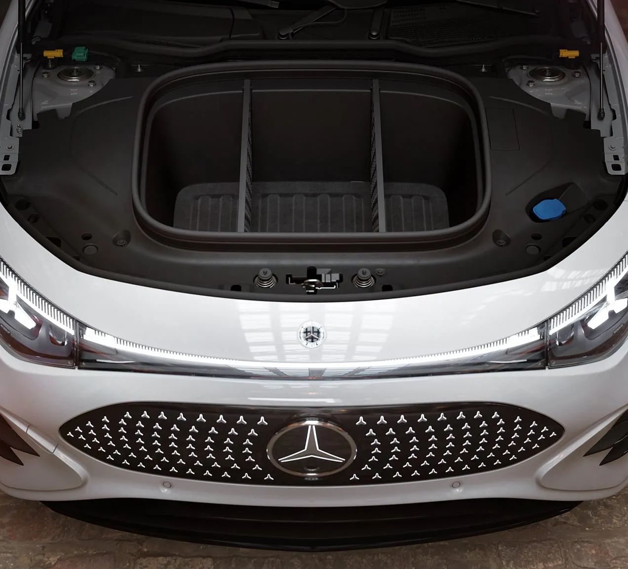 Front trunk with organizers